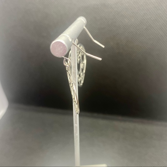🔴 Silver tone Heart Filigree Hook Earrings - Picture 4 of 4